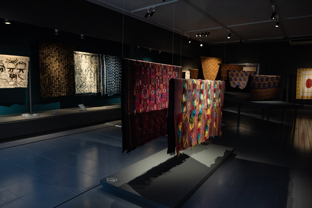 Con 25 textiles de 10 países africanos: Extienden muestra de la Bienal de Arte Textil en el Centro Cultural La Moneda