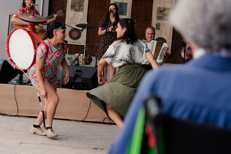 Con bordatón, improvisación musical y taller de cueca se celebran los 107 años de Violeta Parra