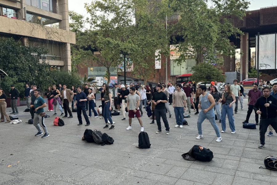 Con clases gratis de salsa o hip hop: GAM se transforma en la pista de baile más grande de Santiago