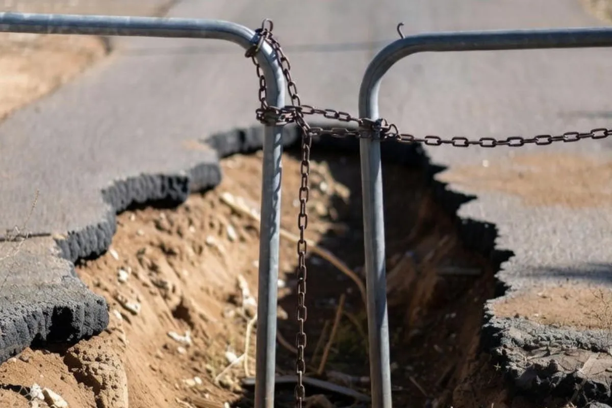 Con portón, cadenas y zanja cerró camino vecinal y dejó aislados a vecinos: Corte ordenó abrirlo en 3 días