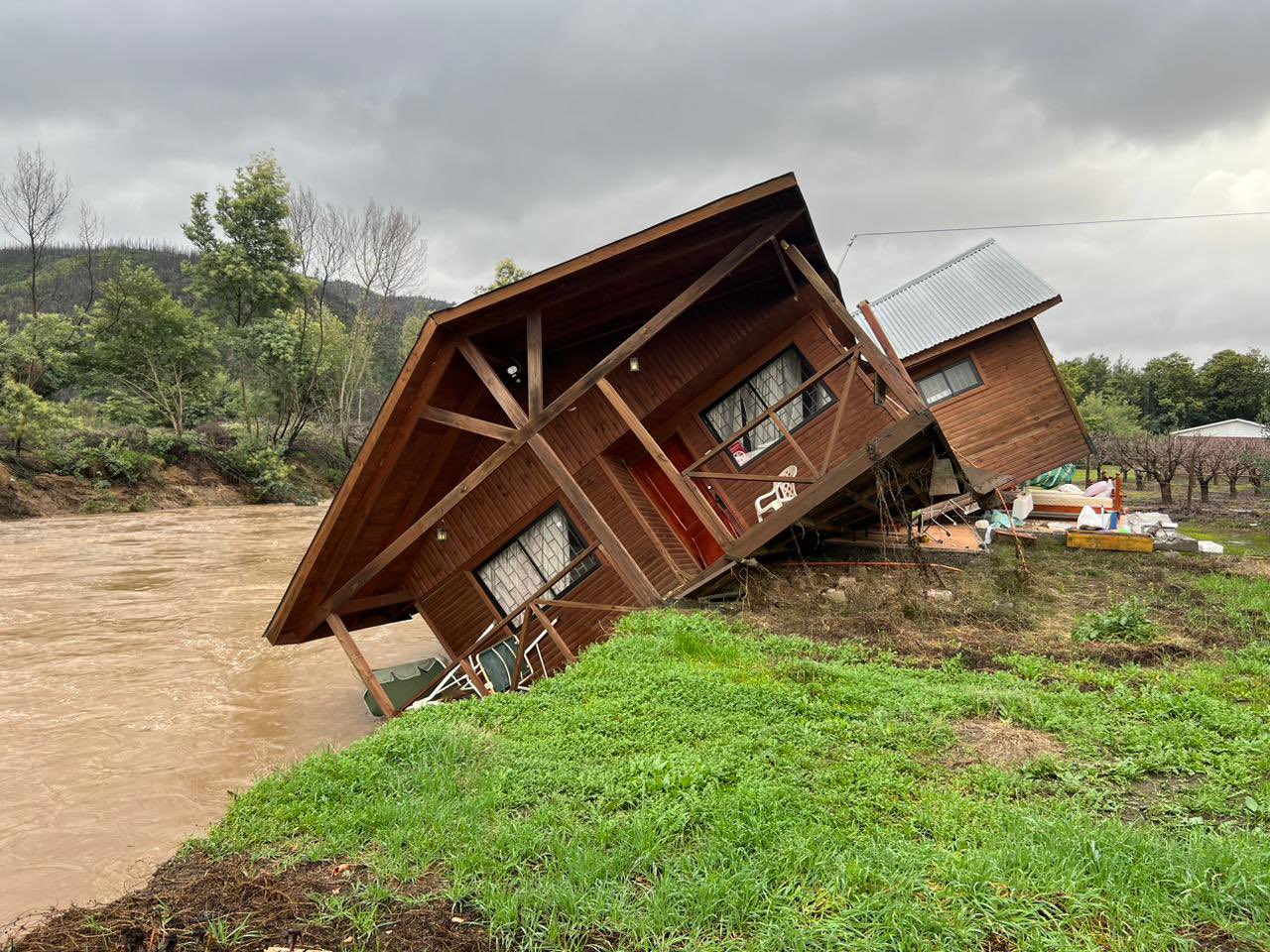 VIDEO| Casa a punto de caer al estero Coyanco en Quillón: Esperan a sus dueños para salvarla