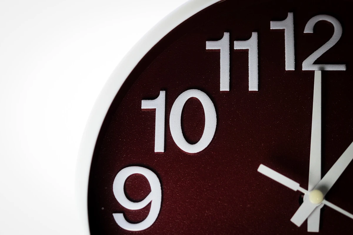 Cuándo es el cambio de hora en Chile 2026: El día en que se atrasan los relojes y comienza el horario de invierno