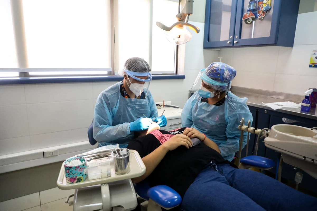 Dentista y centro odontológico deben indemnizar a paciente por herida que requirió sutura y atención hospitalaria