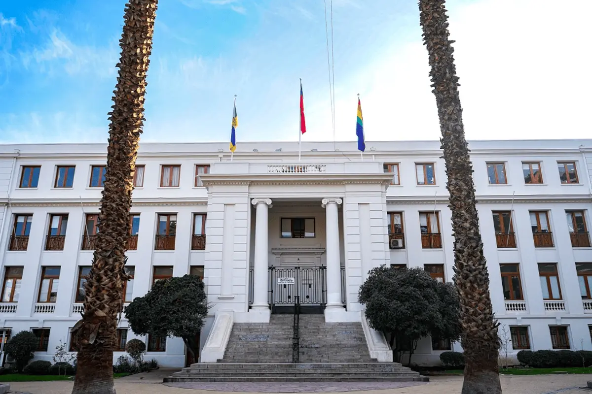 Denunció que municipio dejó contenedores frente a su casa que se convirtieron en basural: Corte ordena retirarlos en 10 días