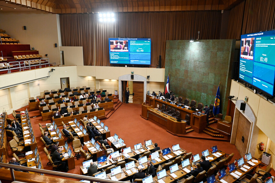 Diputados buscan permitir retirar fondos de AFP a personas con enfermedades de alto costo