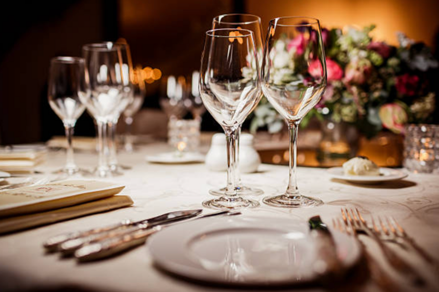 Disfruta de una cena completa por un destacado chef francés en el casco histórico de Santiago