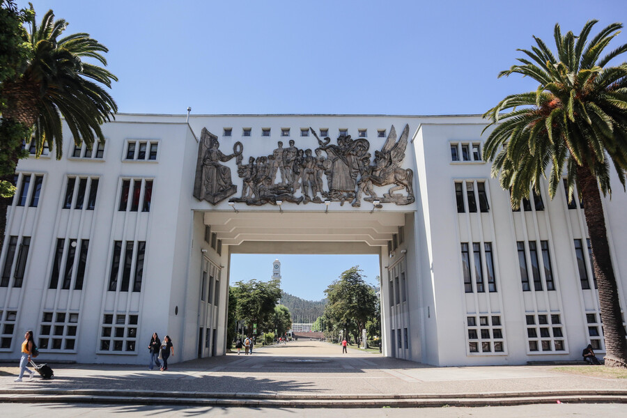 Estudiante de magíster recurrió a Suprema para titularse a pesar de deuda: Fue obligado a pagarla