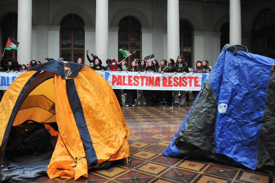 Estudiantes de la Chile pro Palestina dejan de acampar tras dos meses y acusan a rectora