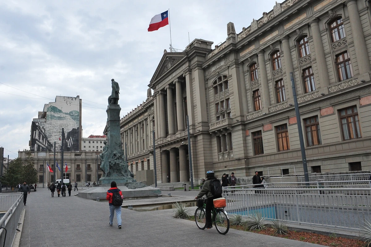 Estudiantes deudores llevan a la justicia negativa a inscribirse o titularse: entre la autonomía universitaria y derechos