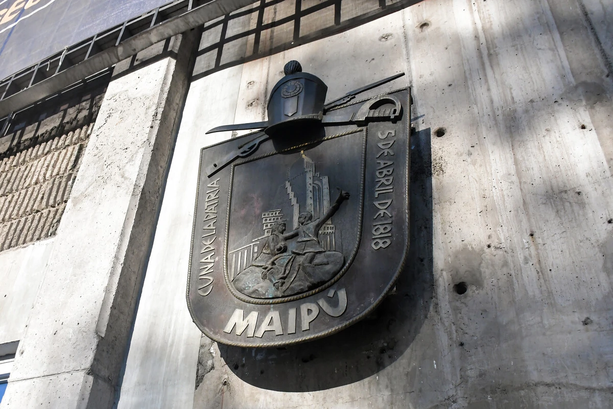 Exfuncionario municipal de Maipú engañó a médico y logró licencia para viajar con su pareja: Corte confirmó 120 días de presidio