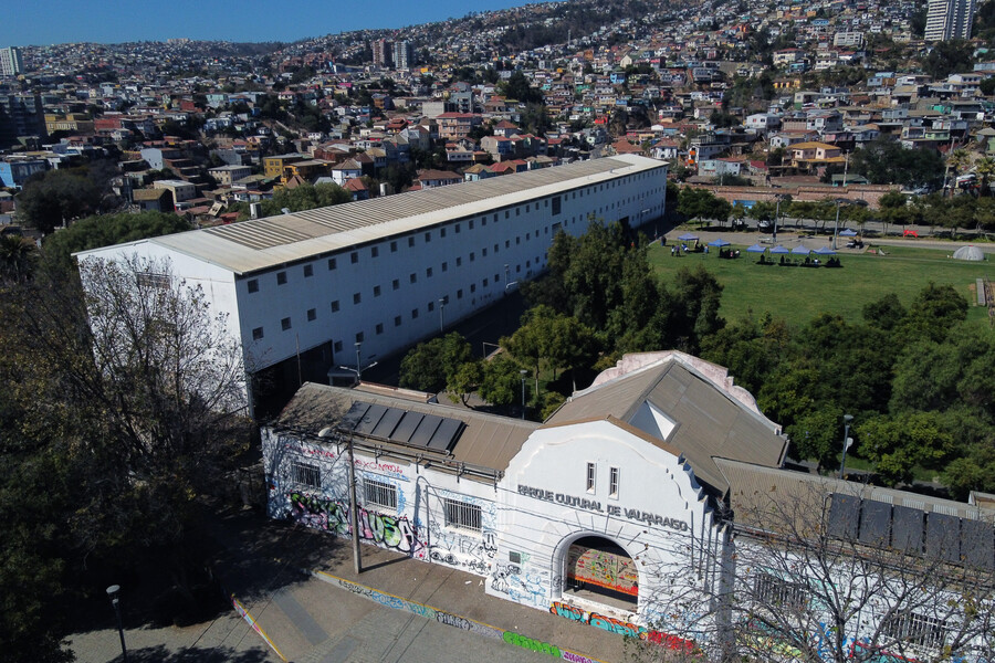 Exposición en Valparaíso destaca 12 medidas de Salvador Allende con bordados de 35 mujeres