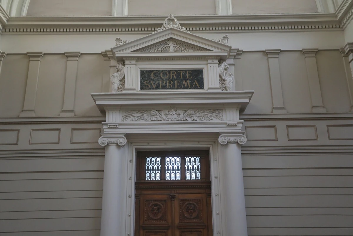 Extranjera fue expulsada de Chile pero se lo notificaron 17 años después: Suprema declara inútil la sanción y la anula