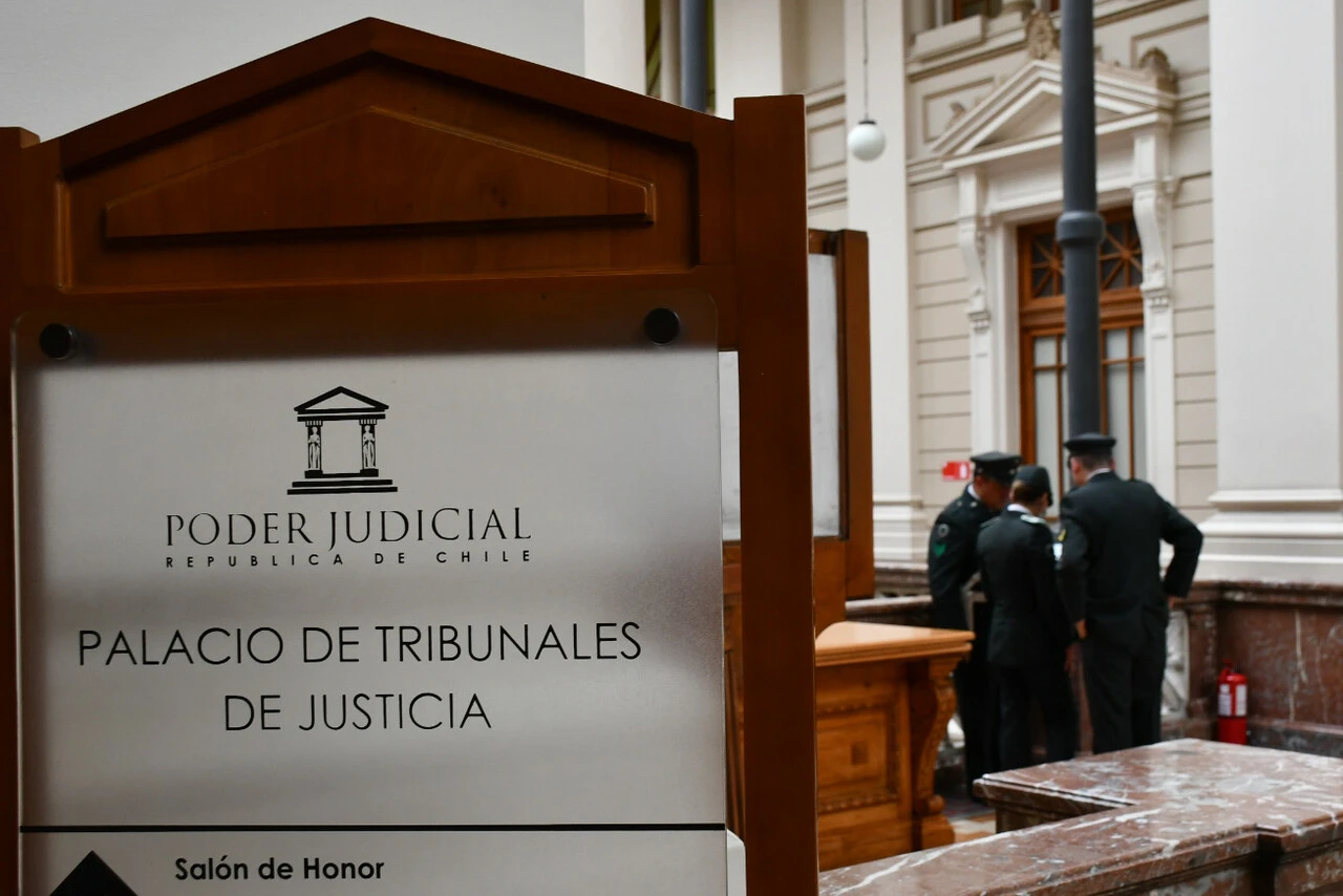 Familia consigue en tribunales indemnización de $260 millones tras suicidio de estudiante que fue sancionado sin respetar protocolos