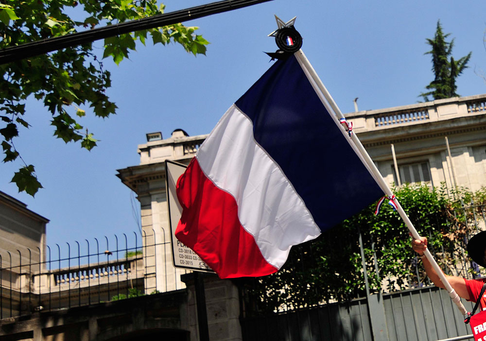 Elecciones en Francia: Ultraderecha mantiene su ventaja en últimas encuestas