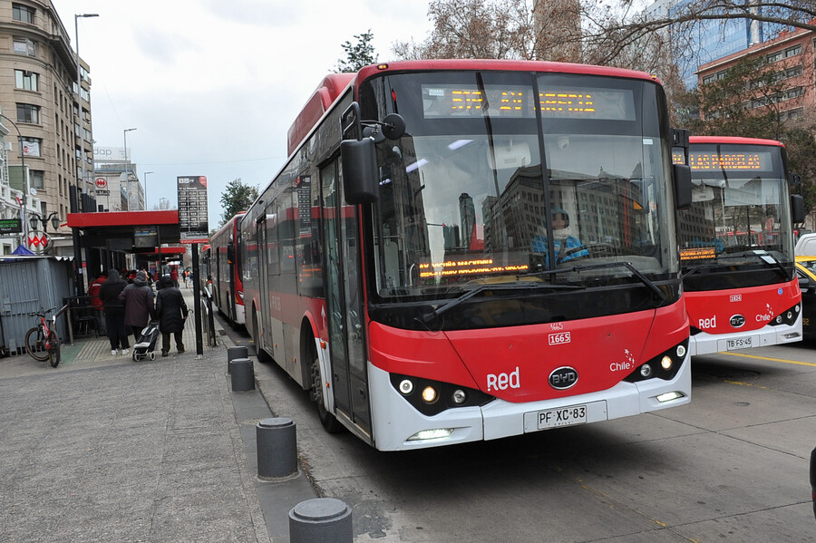 Fue arrastrada porque bus se puso en movimiento mientras bajaba: Empresa deberá pagarle $35 millones