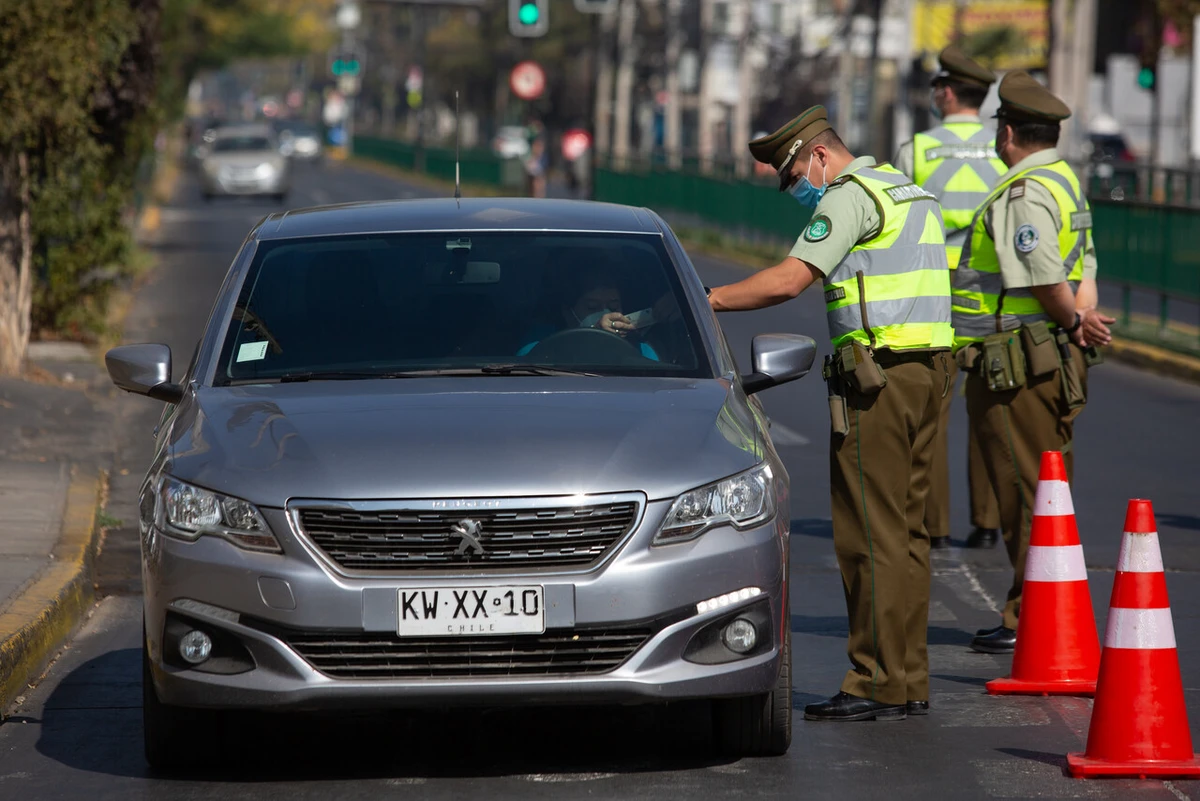 Fue multada por hablar por celular al volante y alegó control de identidad ilegal: Corte rechazó recurso contra Carabineros
