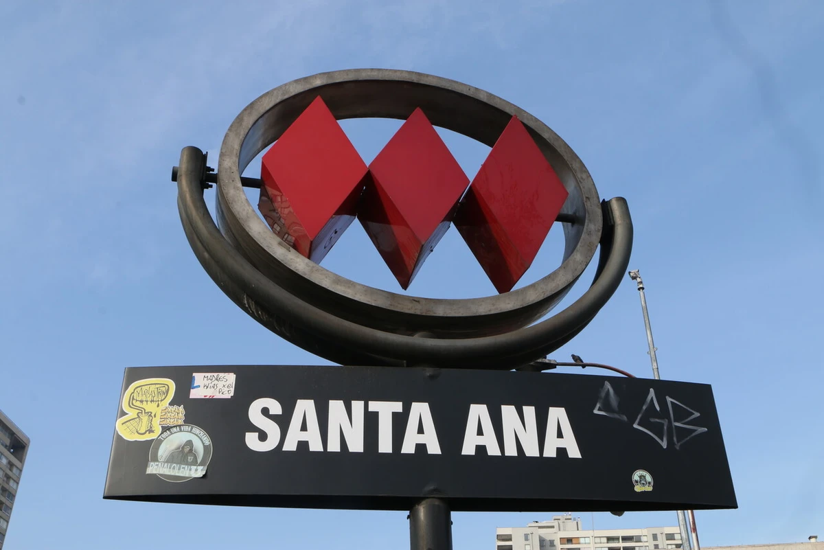 Guardia de Metro fue despedido tras desenfundar su arma ante ataque en estación Santa Ana: Deberán pagarle más de $12 millones