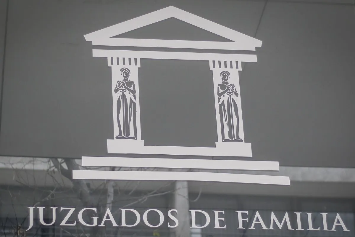 Hija pagaba pensión de $100 mil a su madre de 92 años tras enviudar y pidió cesar pagos porque se casó otra vez: Juzgado acogió