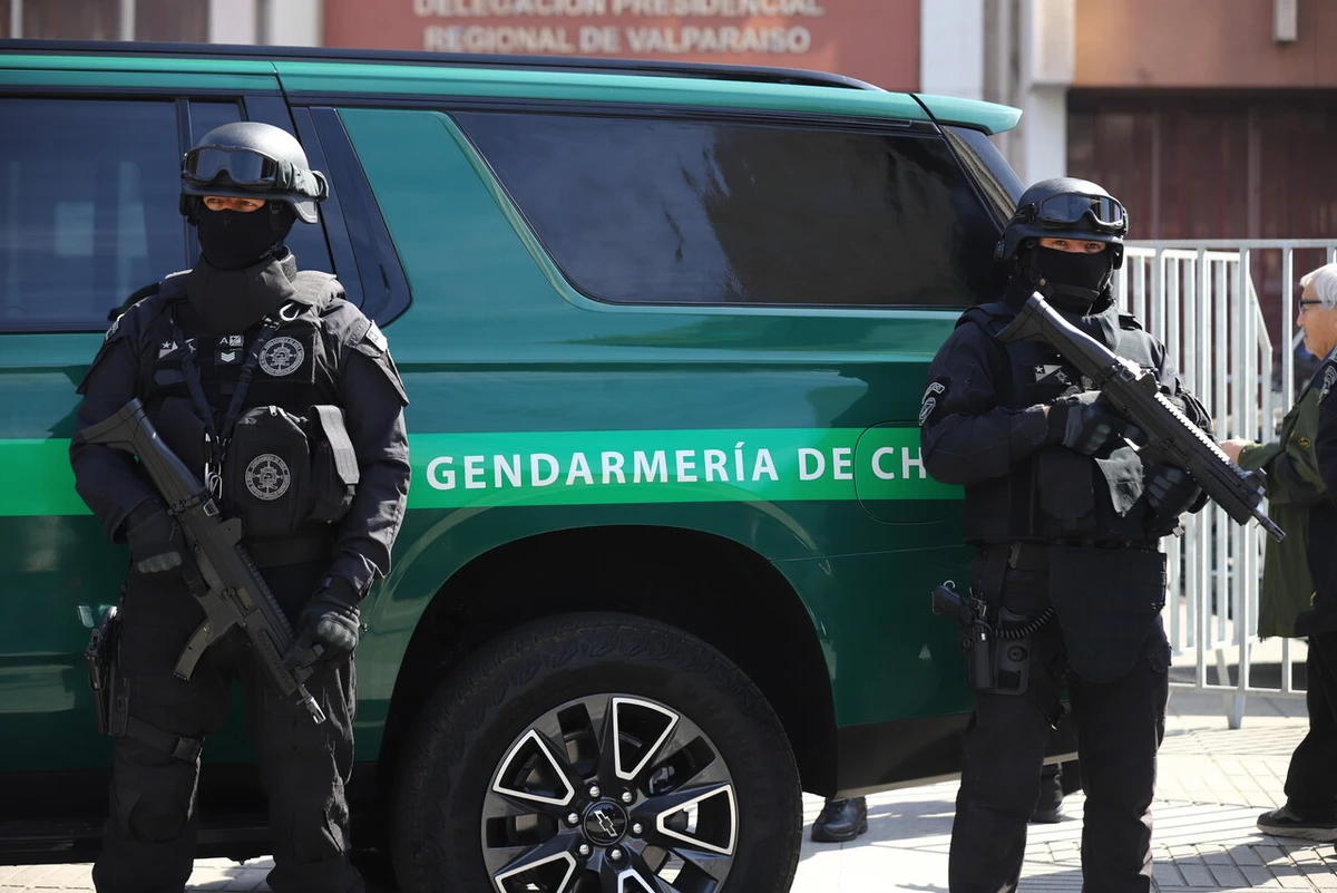 Hombre colocó y detonó artefacto explosivo frente a Gendarmería en Santiago: Tribunal lo condenó a 10 años de cárcel