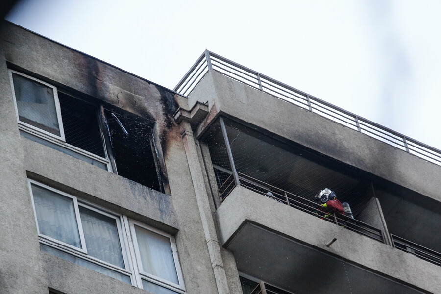 Incendio en edificio del centro de Santiago obliga a evacuación y cortar tránsito en Amunátegui