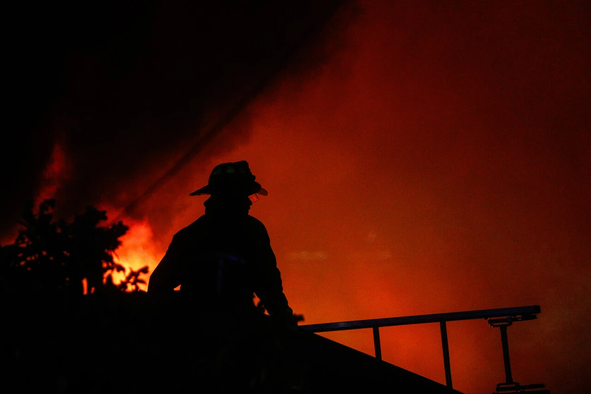 Incendio en Monte Patria dejó tres viviendas destruidas, más de 200 evacuados y cortes de agua y electricidad