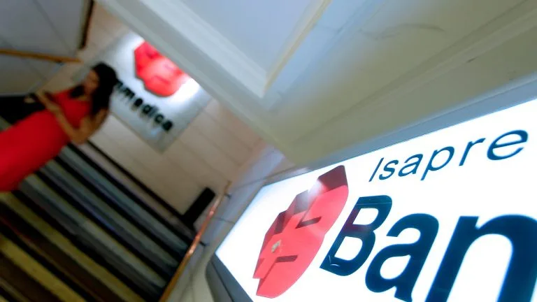 Isapre aplicó tabla de factores derogada y cobró durante 30 meses de más a afiliado: Ordenan devolución de $9 millones