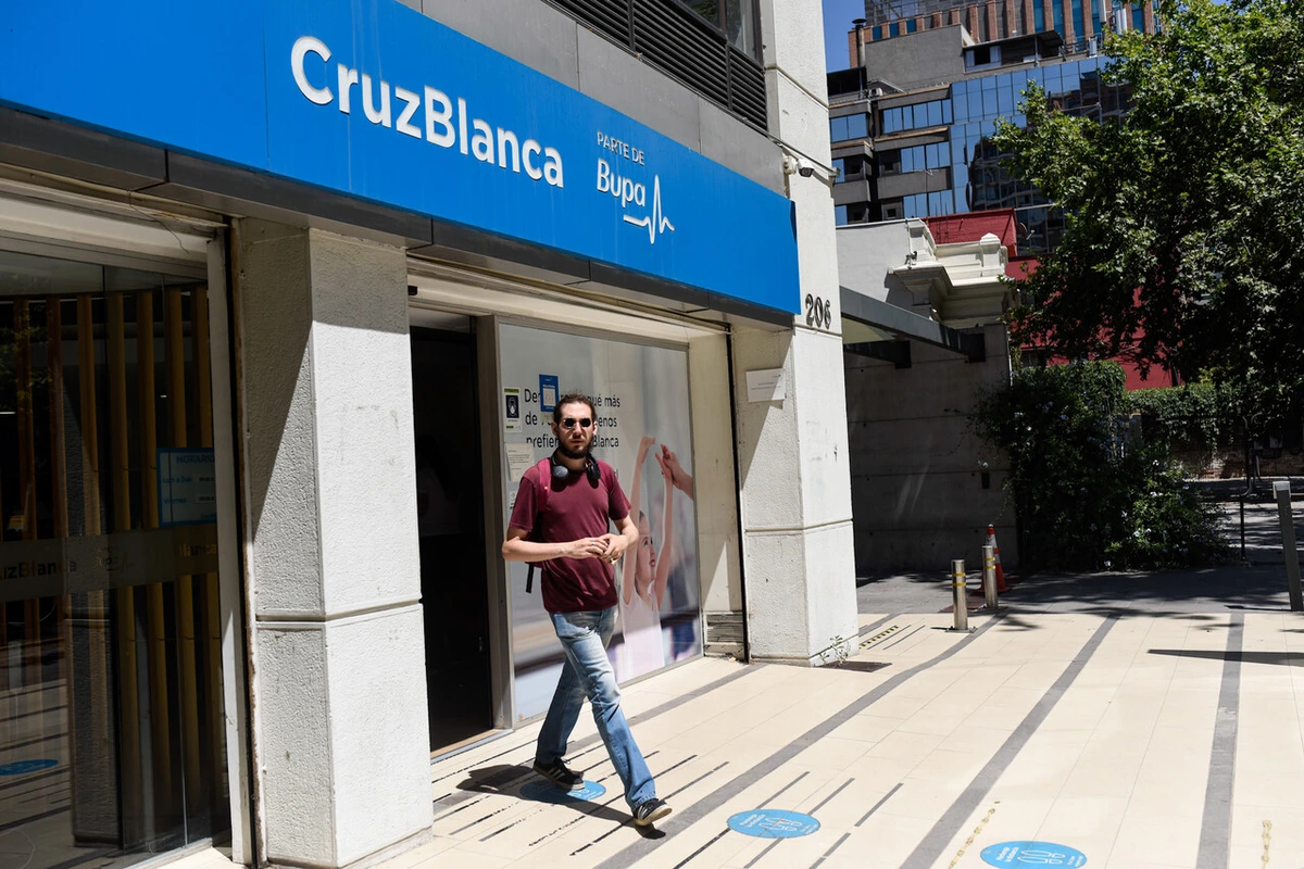 Isapre ignoró fallos judiciales y negó cobertura a afiliada con esclerosis múltiple: Deberán pagarle $90 millones