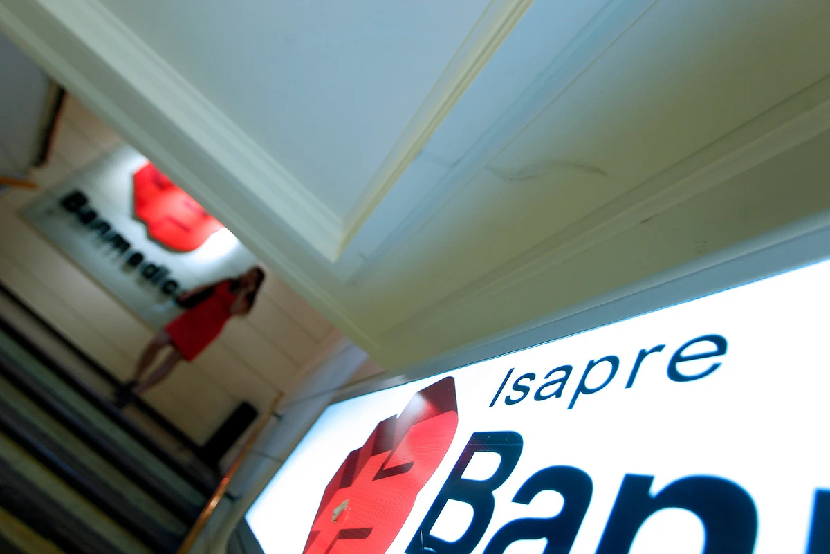 Isapre le negó tratamiento tras 24 años y cambió criterio sin explicación exponiéndolo a riesgo vital: Corte ordena reevaluar