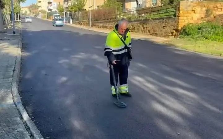 Italianos pavimentaron veredas por visita de Presidente y taparon hasta las alcantarillas: Las buscan con detectores de metales