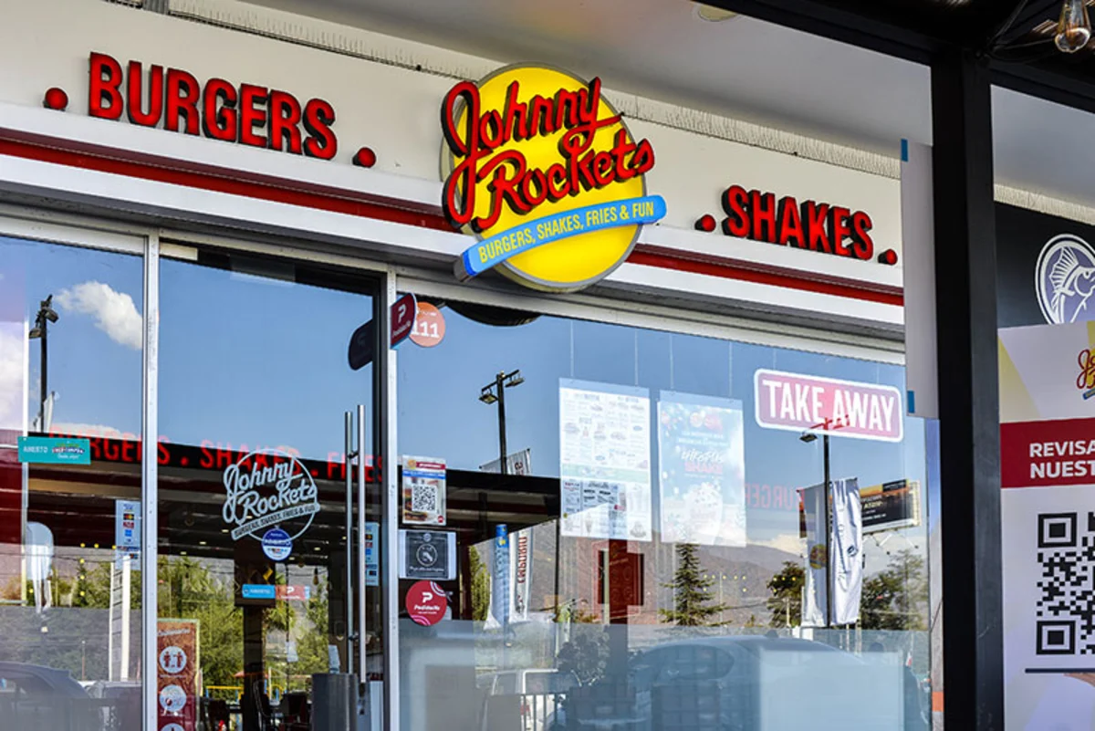 Johnny Rockets quitaba propinas a garzones por uniforme, ausencias y desempeño: Corte confirmó multa de $4,1 millones
