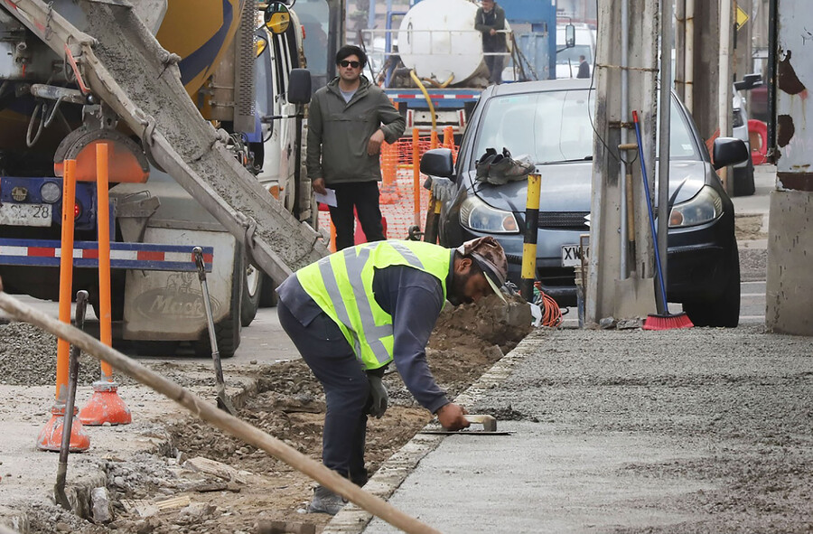 Joven demuestra responsabilidad de municipio de Chillán por caer en vereda en reparación