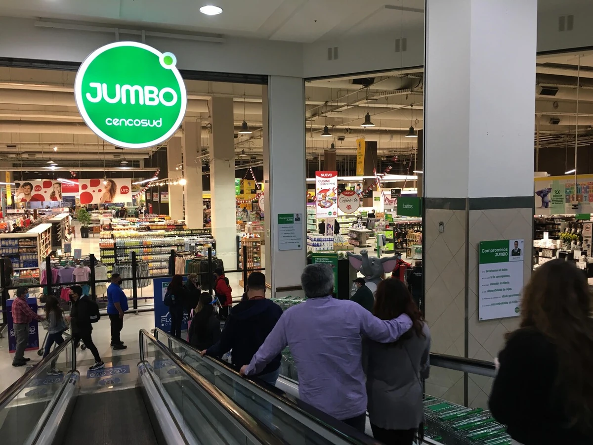 Jumbo deberá pagar $18 millones a cliente al que le robaron auto mientras compraba: No demostró que hubiera seguridad suficiente