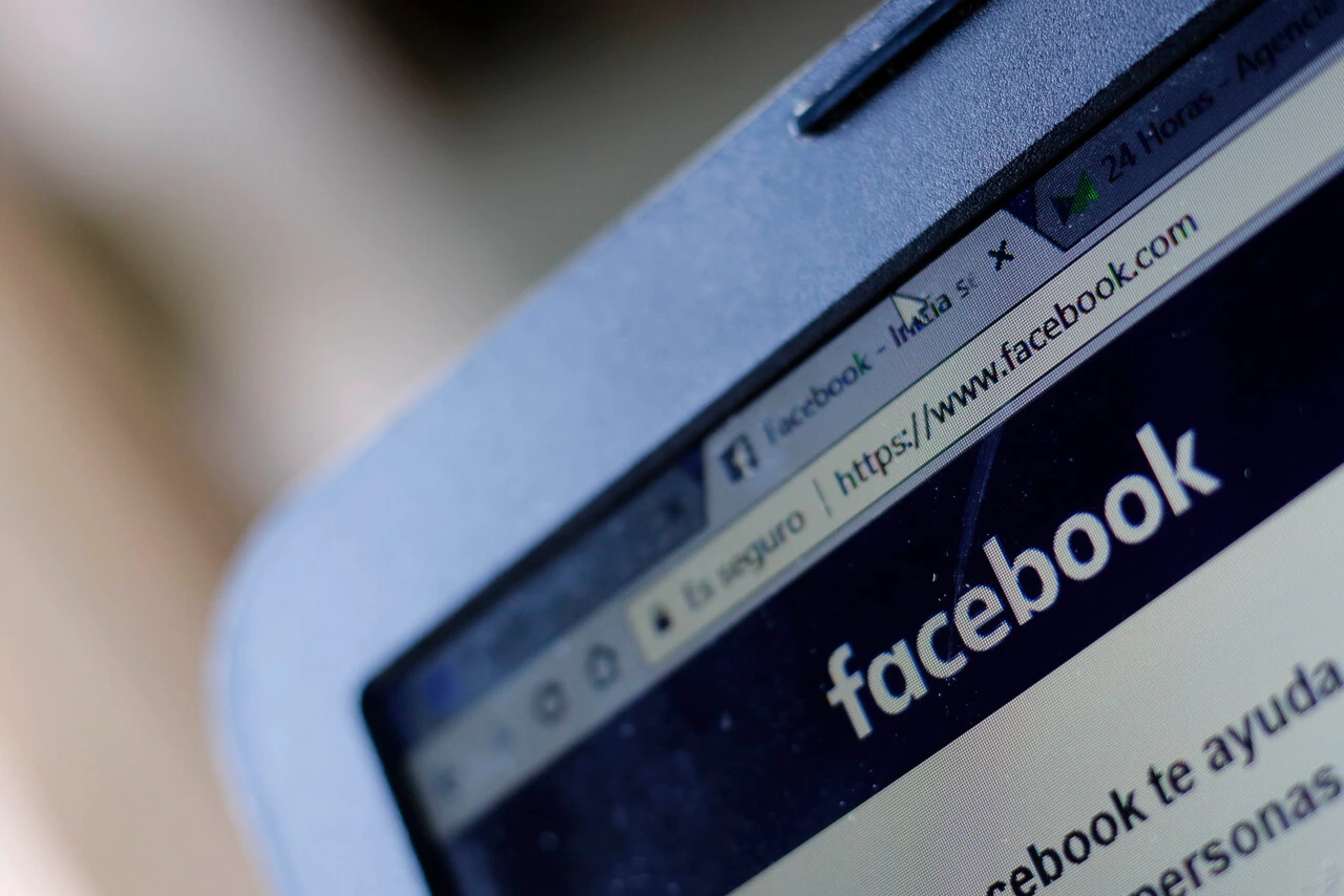 La acusó de deberle $500 mil y la funó en 19 grupos de Facebook con “sinvergüenza, paga la plata”: Corte ordena borrar posteos