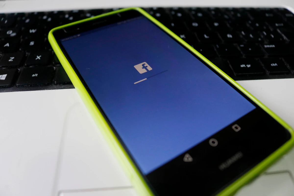 La acusó en Facebook de no tener competencias laborales y de “nefasta”: Corte ordena borrar publicaciones y no reiterarlas