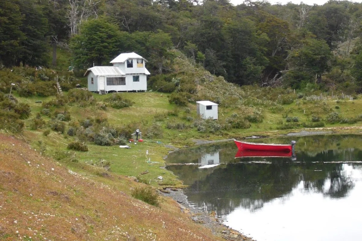 La batalla de una familia yagán por su hogar en Bahía Mejillones tras orden de desalojo de la Armada: “Es borrar nuestra huella”