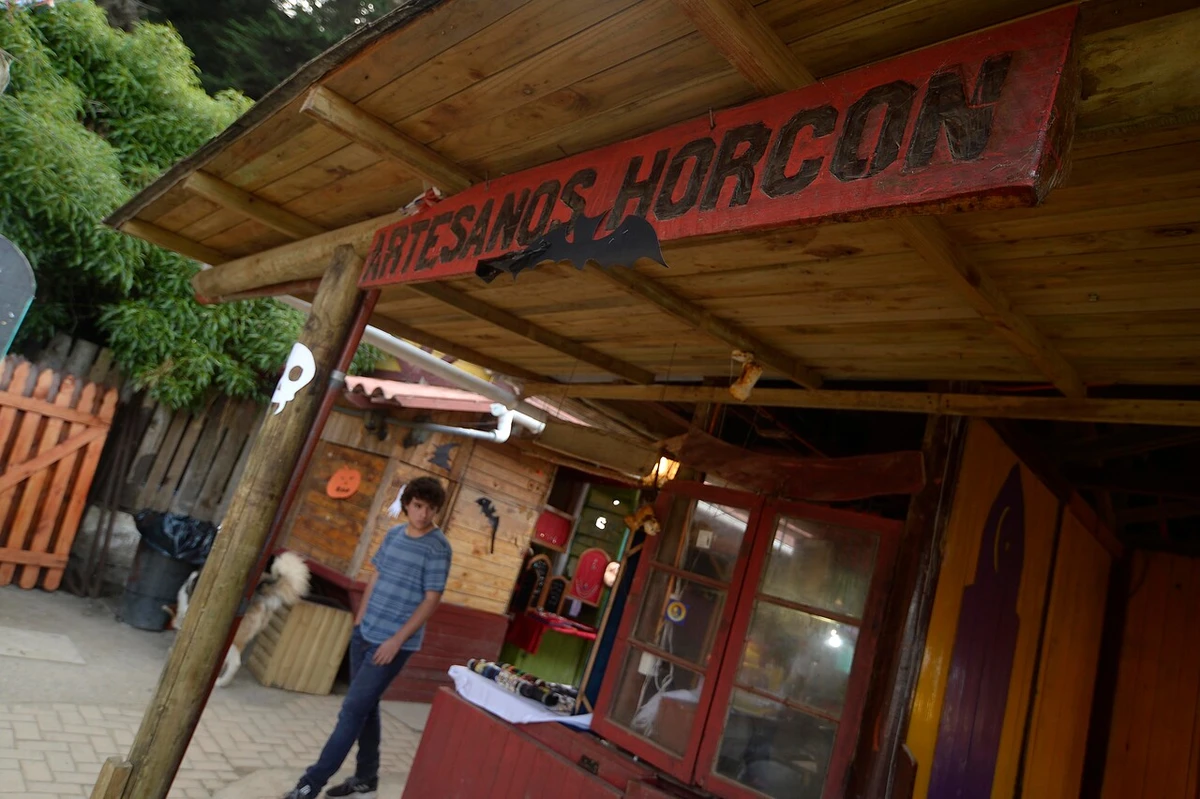 La historia de la artesana de Horcón que perdió su puesto en la feria por una expulsión irregular y ganó en tribunales