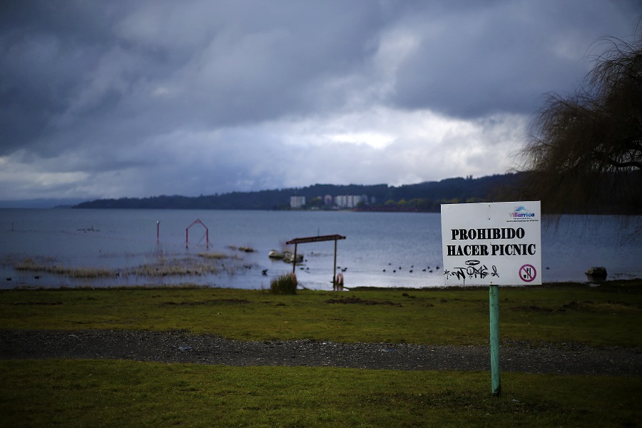 Fuentes de aguas servidas afloran de alcantarillas y corren por calles en Villarrica, denuncian