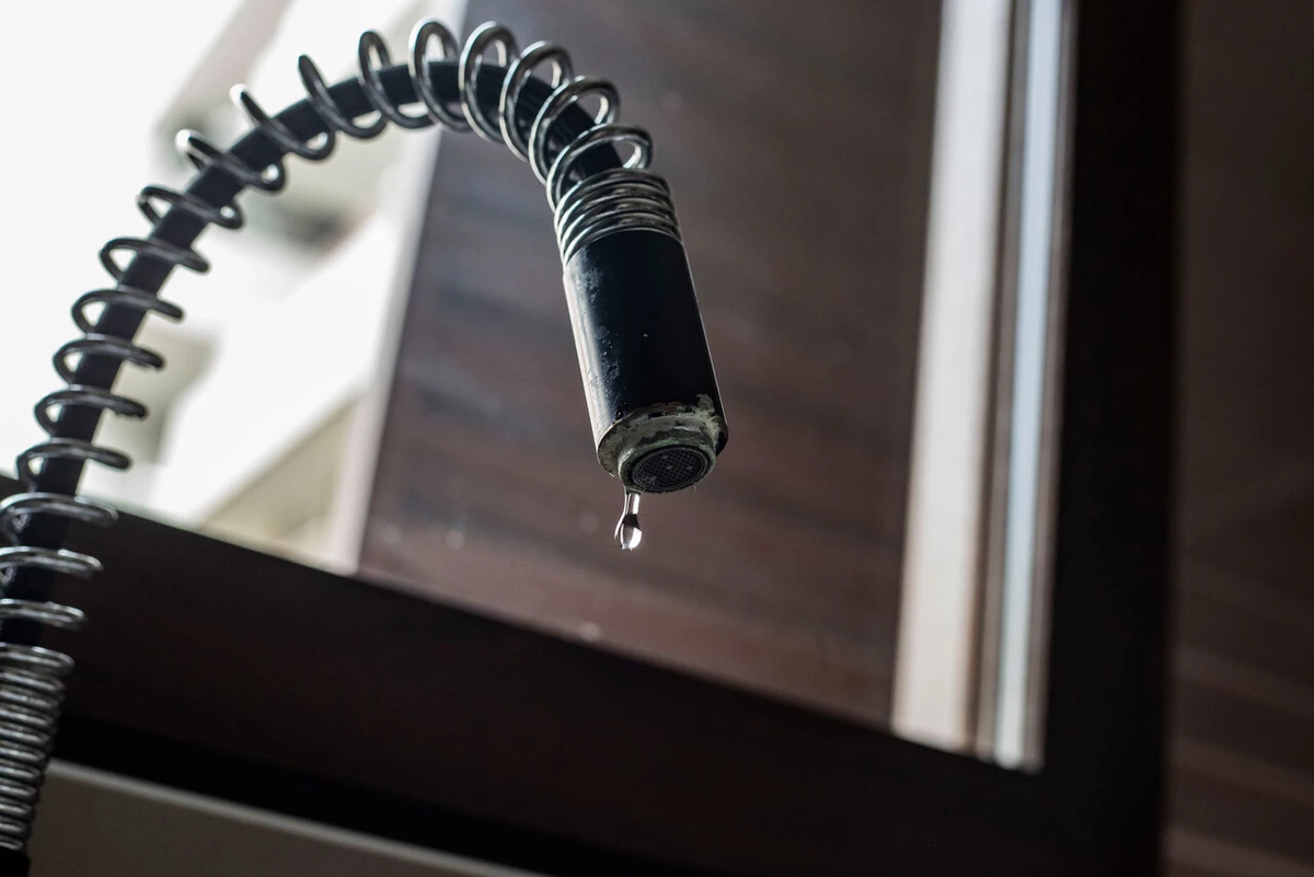 Le cortaron el agua a un adulto mayor de 84 años por una disputa familiar: Corte ordenó reponer el servicio en 24 horas