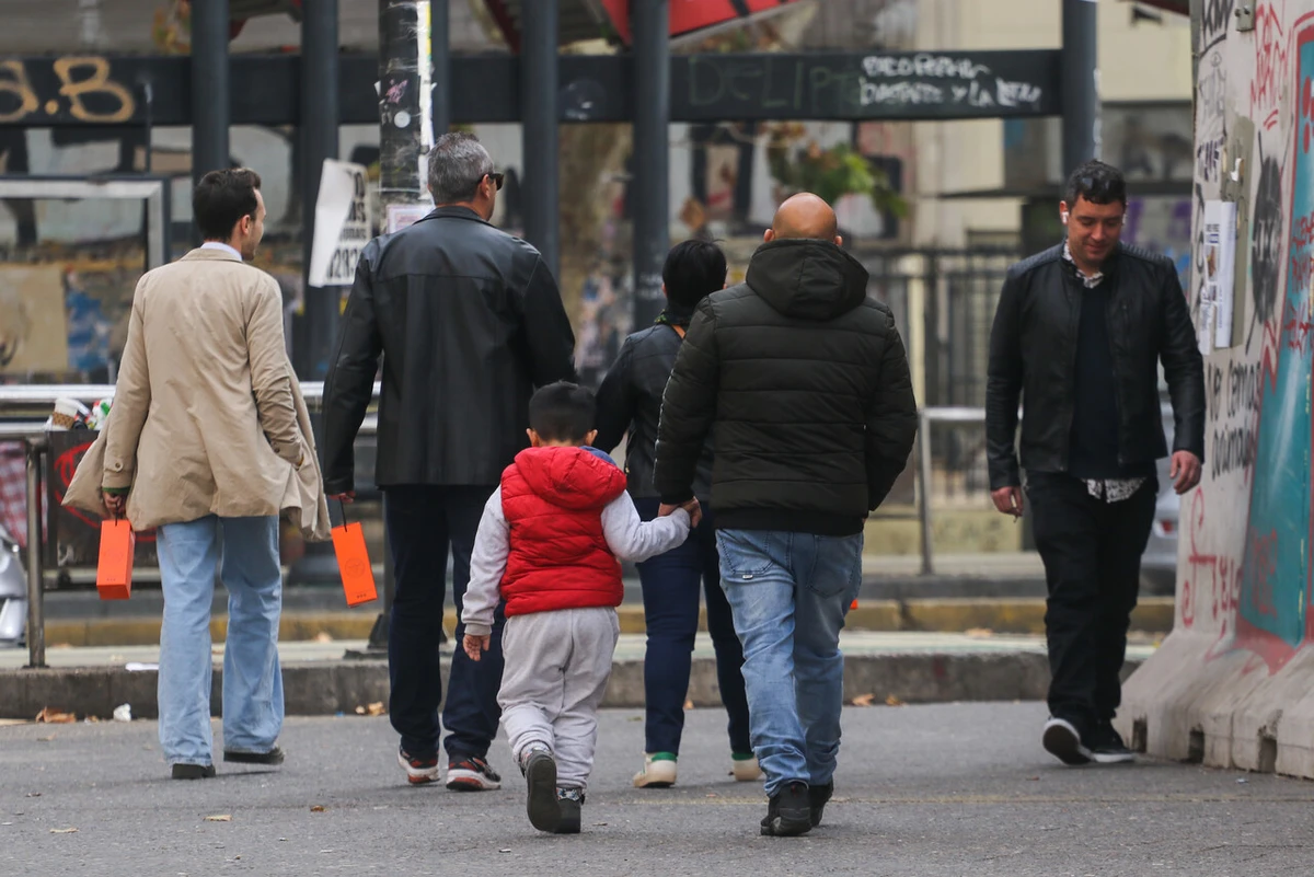Ley 40 horas: Así puedes adelantar o atrasar tu horario de trabajo para cuidar a tu hijo en Chile