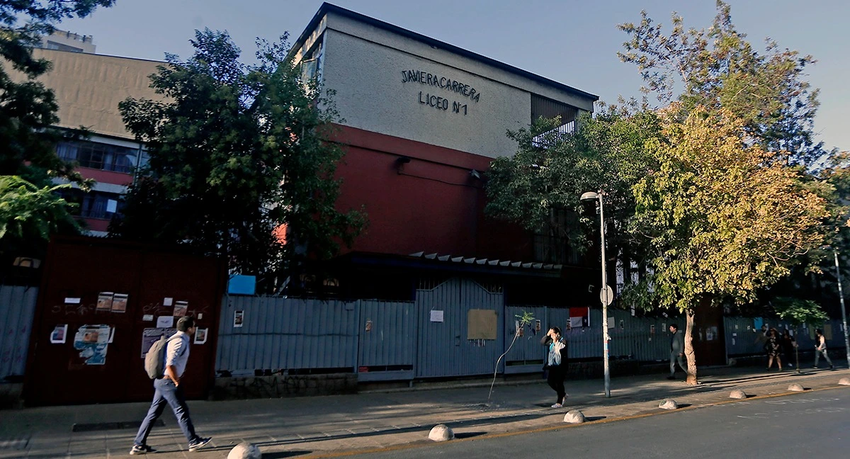 Liceo Javiera Carrera tenía baños sin agua, muros húmedos y techumbre dañada: Corte sanciona a municipio con $4 millones