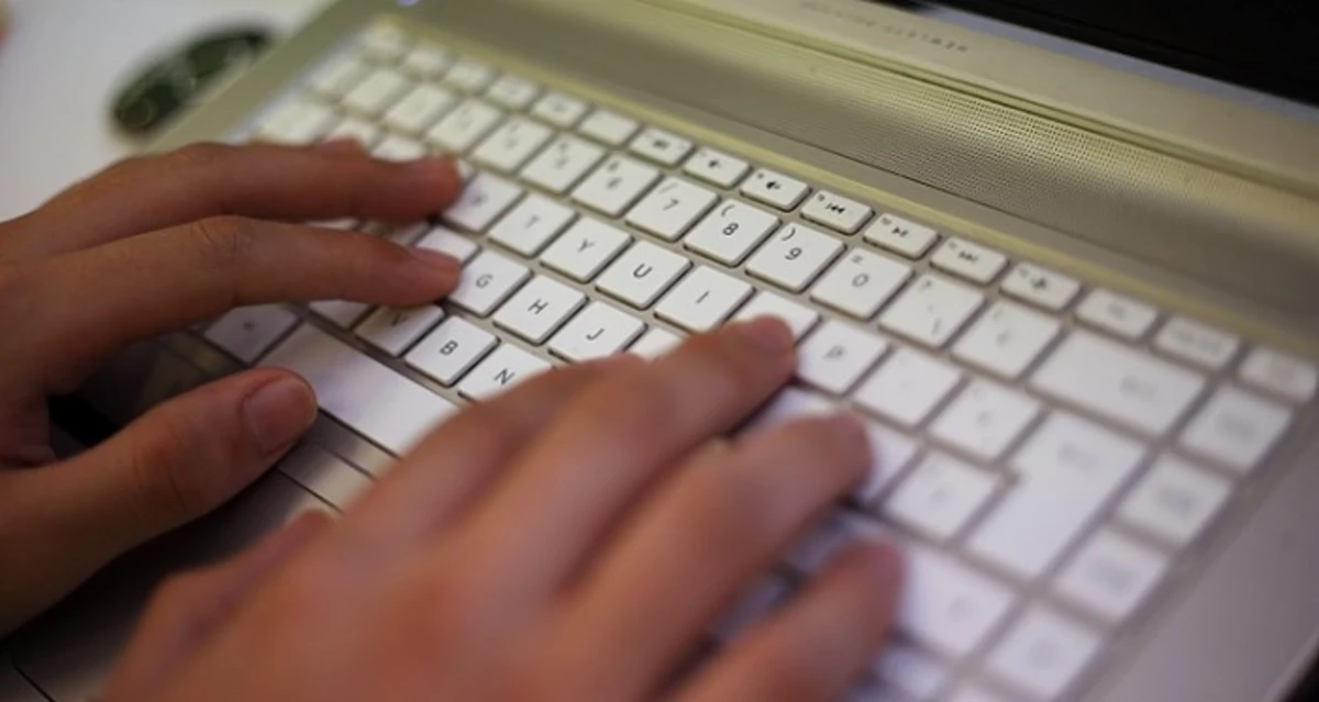 Llevó a su hermano a juicio por enviar emails a su jefe detallando 