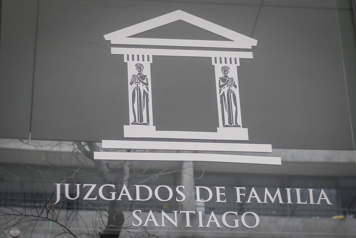 Madre consiguió en juicio que eleven pensión por educación y salud de sus hijos: Juzgado la fijó en $2 millones mensuales