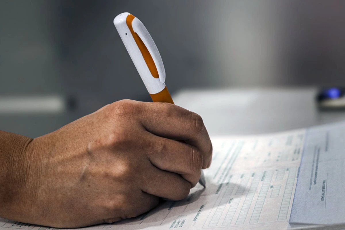 Médico fue multado con $1 millón por emitir 2 licencias sin respaldo médico y fue a juicio: Corte confirmó sanción