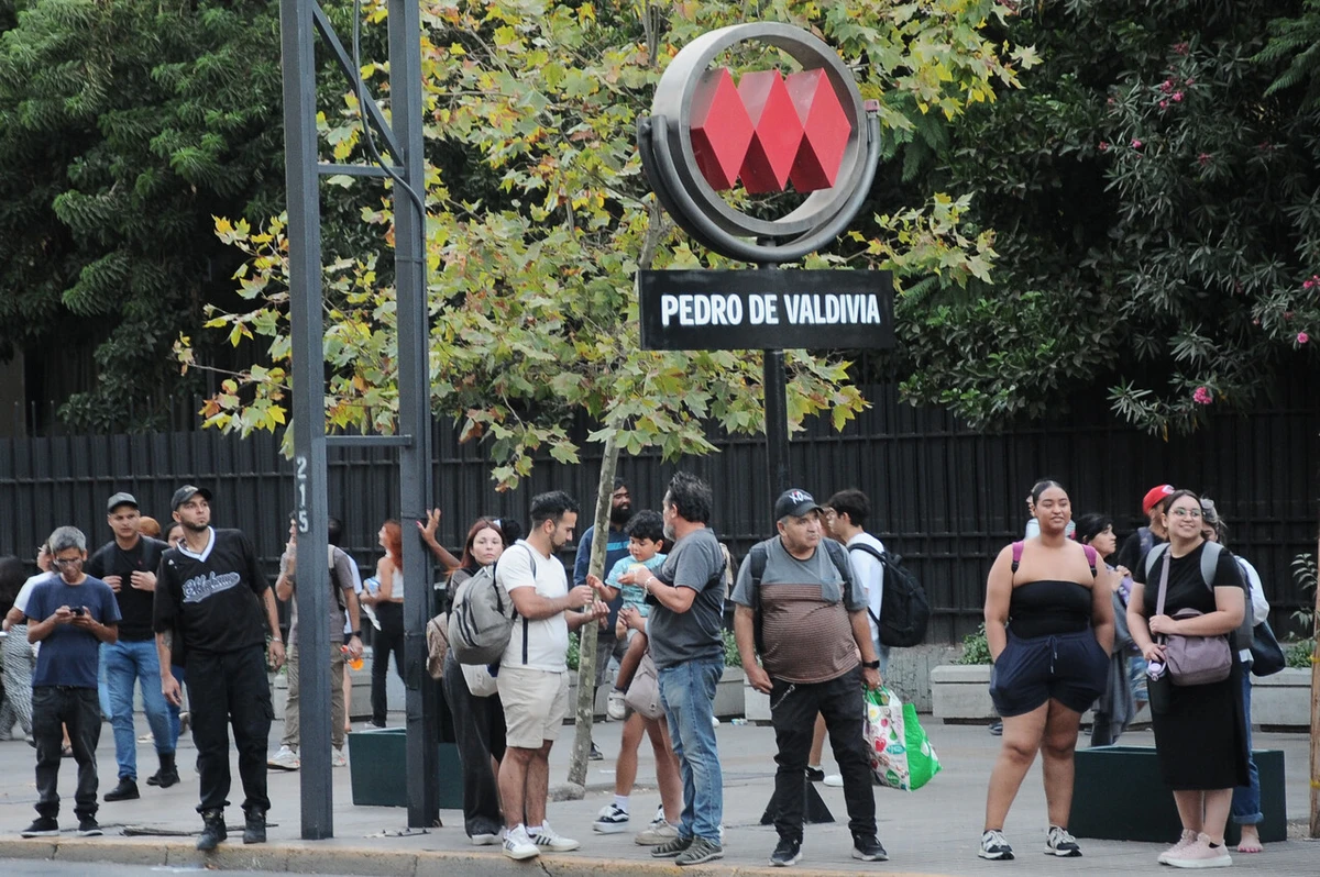 Metro pide anular multa de $35 millones por ruidos en recinto eléctrico junto a estación Pedro de Valdivia: Alega medición viciada