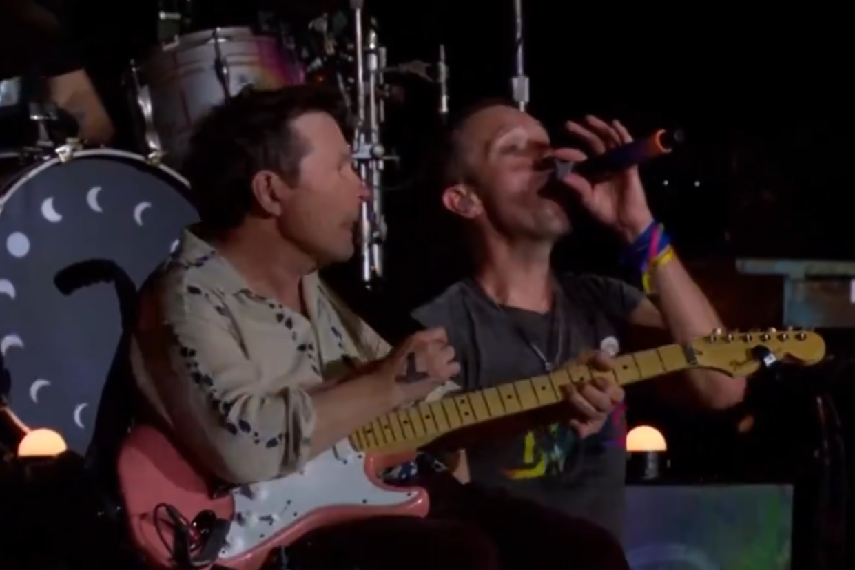 VIDEO| Michael J. Fox sorprende tocando la guitarra junto a Coldplay en el festival Glastonbury
