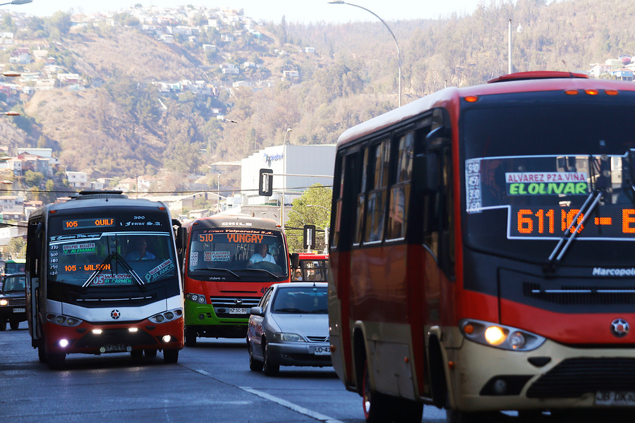 Micros y buses son medio de transporte preferido de chilenos: Un tercio se mueve caminando