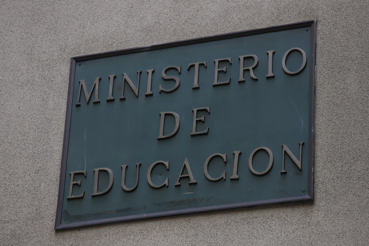 Mineduc le quitó beca por estudiar dos carreras a la vez pese a cumplir requisitos: Corte ordenó restituir el beneficio