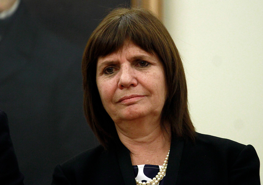 Ministra Bullrich culpa a Chile de alza de delitos en Argentina: Chilenos irían a robar automóviles