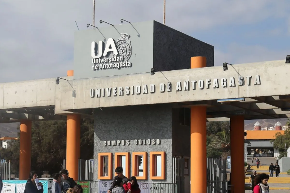 Mujer consigue en tribunales indemnización de $60 millones tras quedar sin título por error de la Universidad de Antofagasta