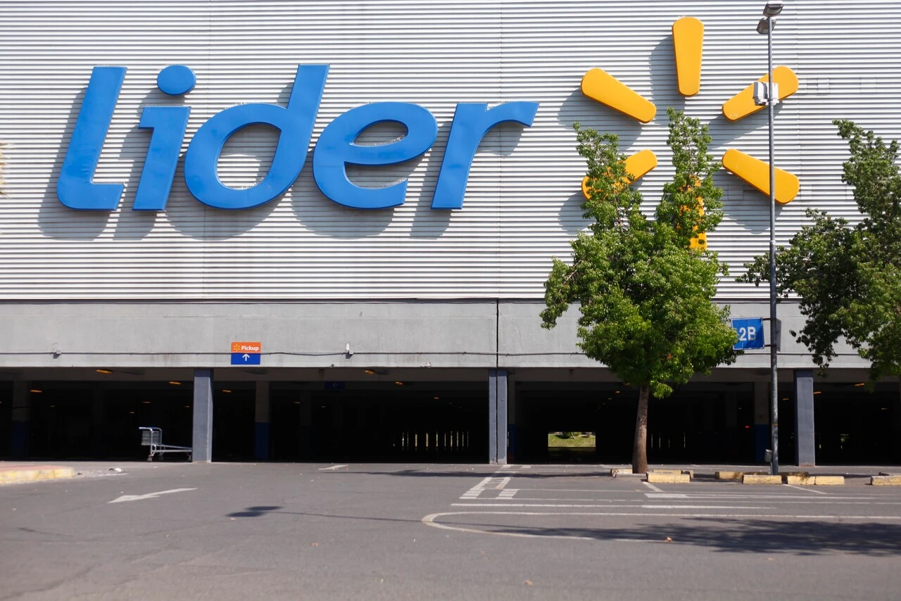 Mujer de 72 años se cayó en supermercado por omisión en limpieza y sufrió contusiones: Corte ordenó pagarle $967 mil